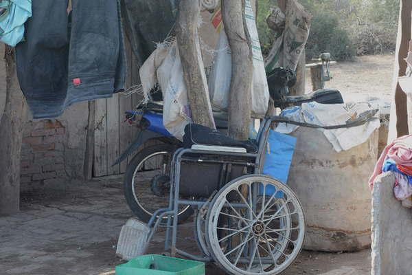 El padre comiacutea asado y sus hijos hambrientos debiacutean cortarle la carne
