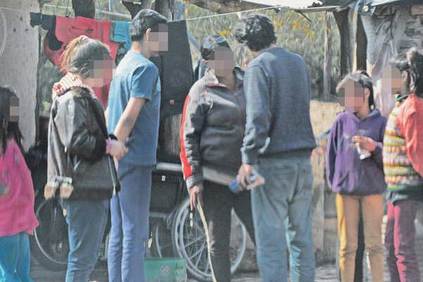 Las nintildeitas escuchaban los gritos de la madre y veiacutean las escenas de sexo en la cama