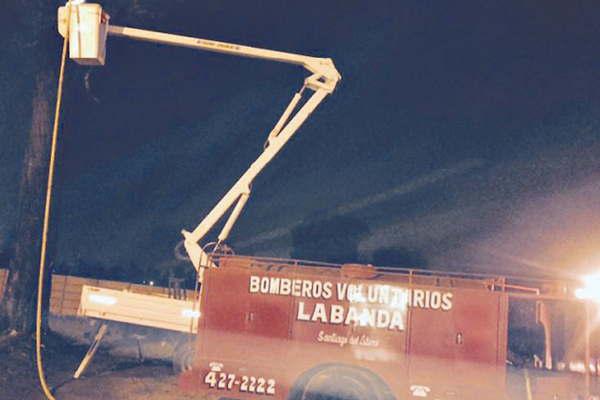 Alerta Banda trabajoacute con los bomberos para apagar un incendio en el barrio Central Argentino