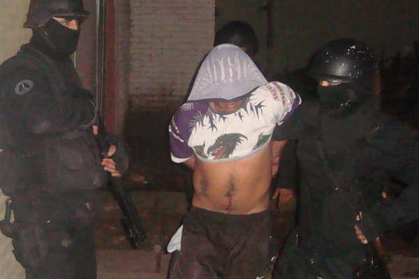 Amenazoacute con matarse tomoacute a su abuela de reheacuten se encerroacute con ella en una pieza y prendioacute fuego a un colchoacuten