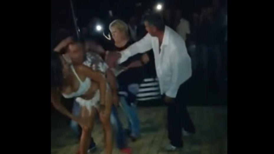 Su esposa lo descubre bailando con una bailarina y termina recibiendo una paliza