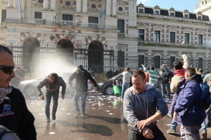 Ante el avance de los manifestantes la Policía Bonaerense respondió con balas de goma y gases lacrimógenos 