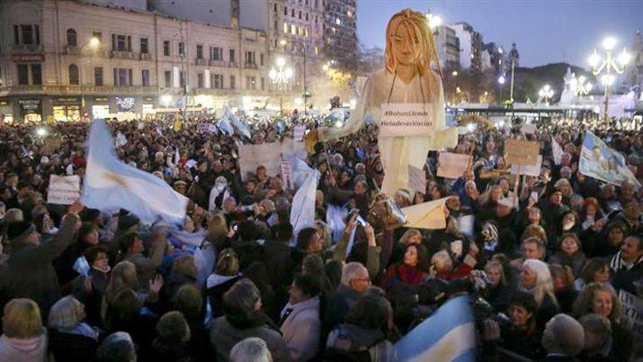 Multitudinaria marcha para reclamar el desafuero de CFK