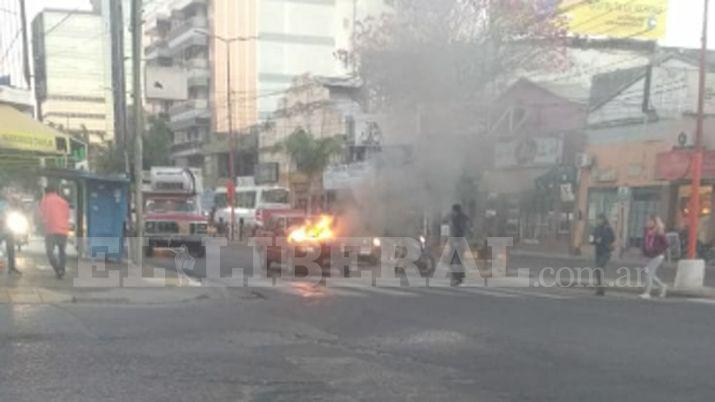 Caos en la Avenida Belgrano por el incendio de un auto