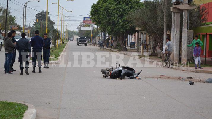 Un motociclista chocoacute a una madre y su hija y luego escapoacute