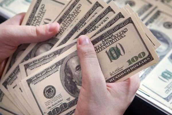 El dólar se disparó otros 25 centavos al récord de 3085 pesos