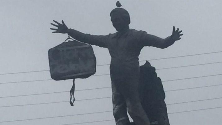 Riacuteo Turbio- colgaron un bolso en un monumento de Neacutestor Kirchner