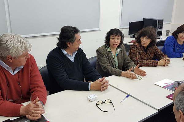 Firman convenio para la formacioacuten posgrado de ingenieros agroacutenomos 