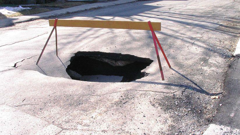 Increiacuteble- Un camioacuten es tragado por la tierra