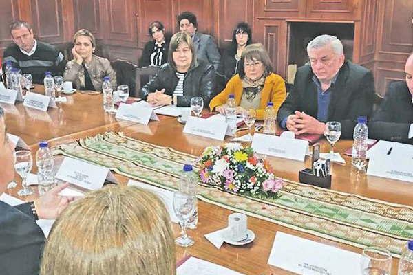 Unse- legisladores nacionales se reunieron con el rector Heacutector Paz