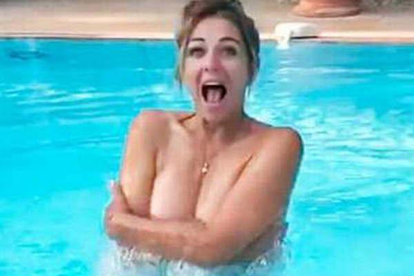 La actriz Elizabeth Hurley en topless a sus 53 antildeos 