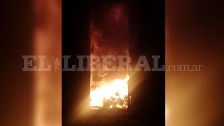 Vecinos y personal de bomberos trabajaron en el lugar hasta sofocar las llamas