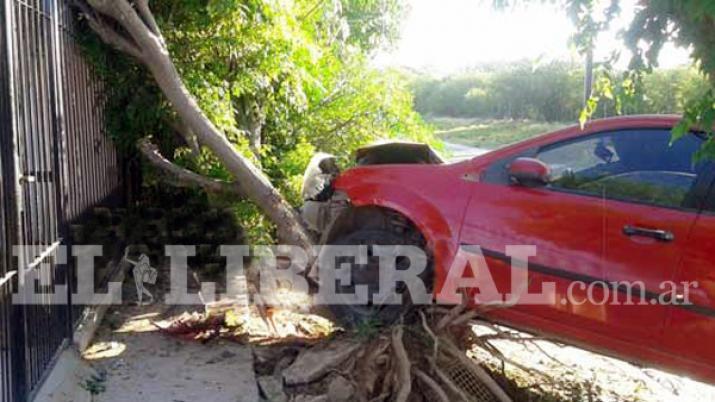 Una joven perdioacute el control de su auto chocoacute otro y se estrelloacute contra un aacuterbol