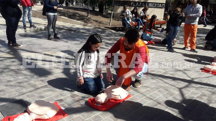 Meacutedicos residentes ensentildearon Reanimacioacuten Cardiopulmonar