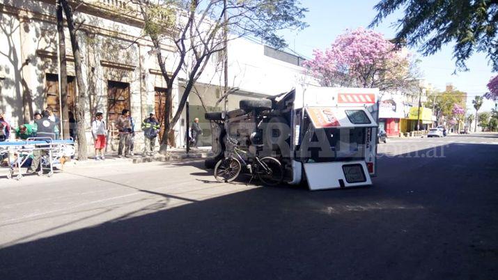 VIDEO Y FOTOS  Ambulancia chocoacute volcoacute y dejoacute varios heridos