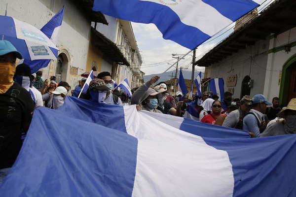 Miles de nicaraguumlenses marcharon en Granada para pedir la renuncia del presidente Ortega