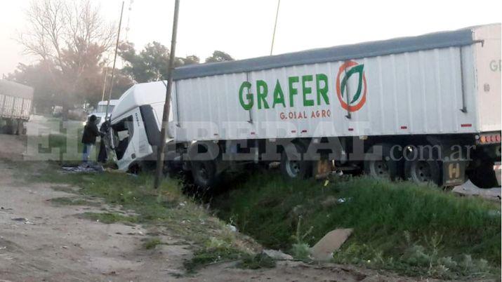 Un camioacuten chocoacute con una camioneta en la Ruta 34