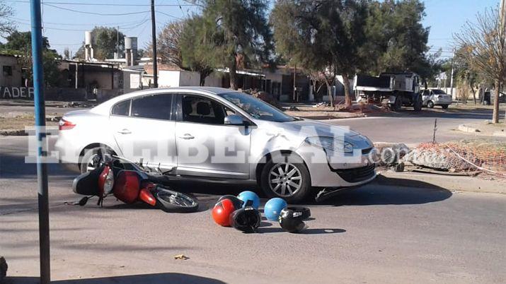 Terrible choque entre auto y moto con dos niños heridos