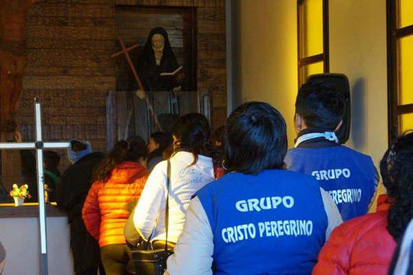 Cientos de fieles cumplieron ayer con Mama Antula y llegaron a Siliacutepica para venerarla