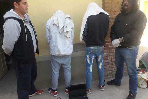 Apresaron a dos joacutevenes que desvalijaron a su propio vecino