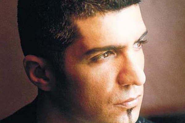 Oumlzcan Deniz el actor y cantante turco que se roba corazones