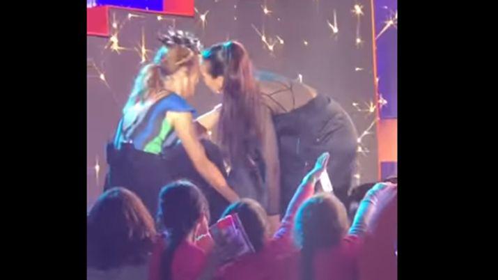 Video  Natalia Oreiro fue a recibir un premio se cayoacute y dio la cara contra el piso
