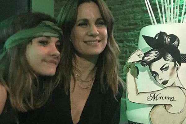 La hija de Nancy Duplaacutea celebroacute sus quince con un look que habla de su lucha  
