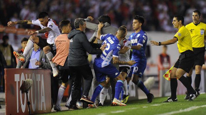 VIDEO  Asiacute empezoacute la bronca entre Enzo Peacuterez y Ricky Centurioacuten