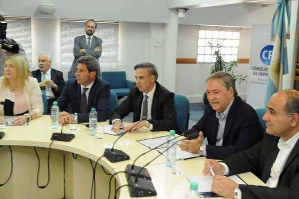 Los gobernadores de la oposicioacuten CGT Massa y Pichetto se plantan ante el ajuste de Macri