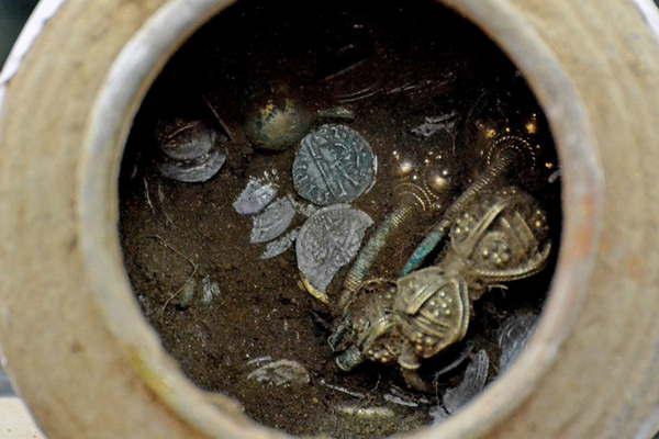 Descubrieron en Bulgaria un valioso tesoro de Aliacute Babaacute Taacutertaro del siglo XIV