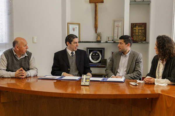 Oliacutempico firmoacute convenio con la Ucse 