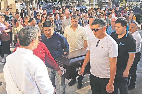 Friacuteas acompantildeoacute en su uacuteltimo adioacutes a Florencia Genesir con mucho dolor