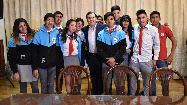 Alumnos de Vaca Human y Medelliacuten fueron recibidos por el Gobernador