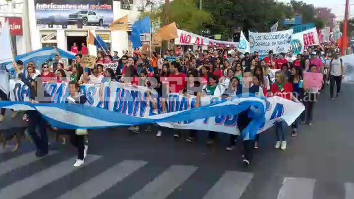 VIDEO  Marcha en defensa de la educacioacuten puacuteblica en Santiago