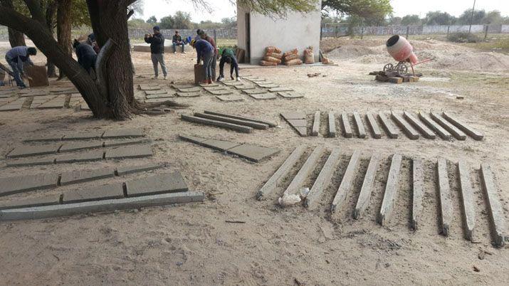 Capacitan y construyen cisterna para depoacutesito de agua