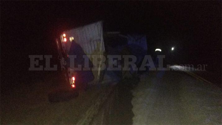 Volcoacute camioacuten con acoplado cargado de semillas de algodoacuten