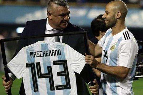 Tapia- Mascherano  podriacutea ser un gran teacutecnico 