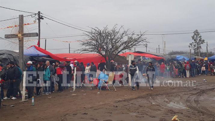 A pesar de la llovizna Sacha Pozo recibe a los devotos de San Gil