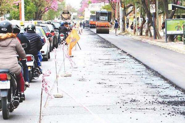 Ejecutan el reencarpetado asfaacuteltico de la calle Independencia entre Alsina y la avenida Soliacutes