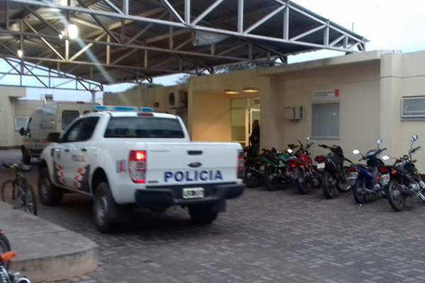 Una joven motociclista sufrioacute fracturas tras colisionar con un vehiacuteculo 