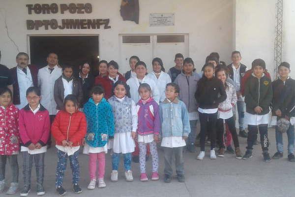 Sonrisas santiaguentildeas visitoacute la Escuela 107