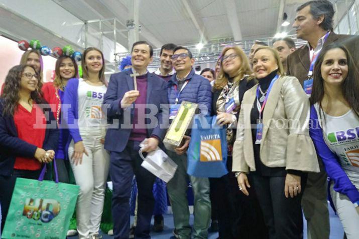 El gobernador Dr Gerardo Zamora durante su visita al stand de EL LIBERAL Tarjeta Sol y BSE