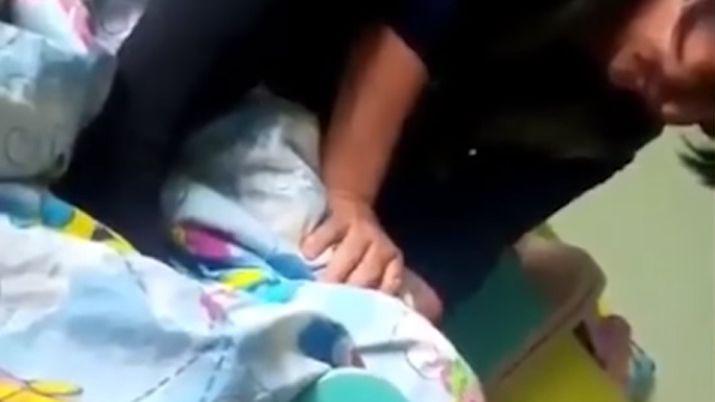 VIDEO  Filmaron a una maestra jardinera estrangulando a una beba