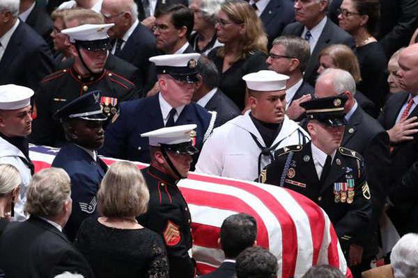 Despiden con honores militares y con la ausencia de Donald Trump los restos del senador John McCain