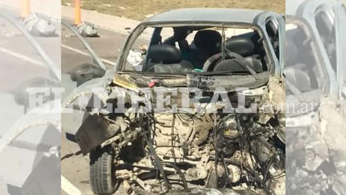 Dos muertos en violento choque entre camión y automóvil