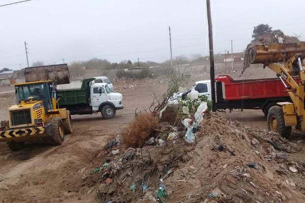 El Municipio extrajo varias toneladas de escombros y basura en el sector noroeste