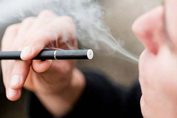 Alertan por los dantildeos del vapor del cigarrillo electroacutenico al pulmoacuten
