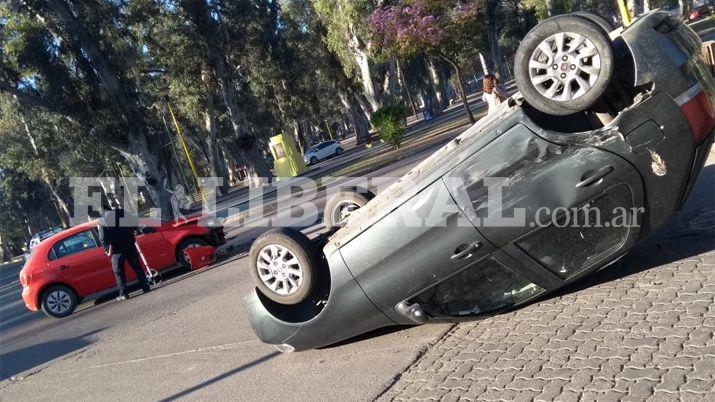 Tres personas se salvan de milagro tras fuerte choque y vuelco