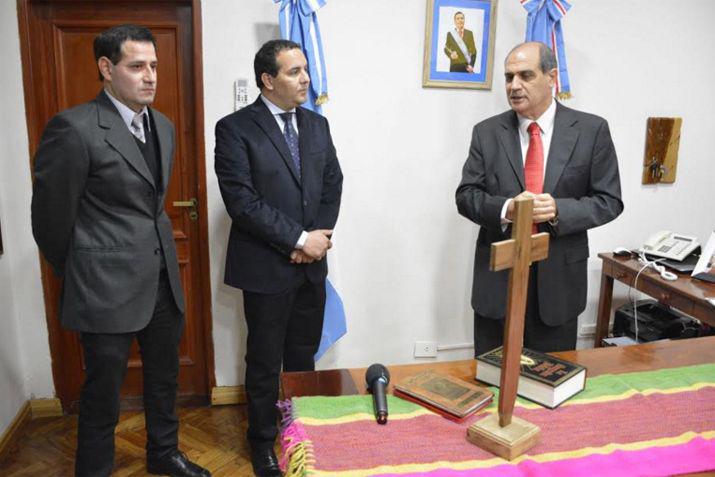 Los dos flamantes funcionarios al momento de prestar el juramento de estilo