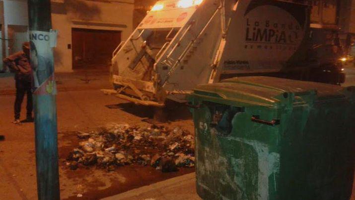 La oportuna acción de vecinos impidió el incendio de un contenedor